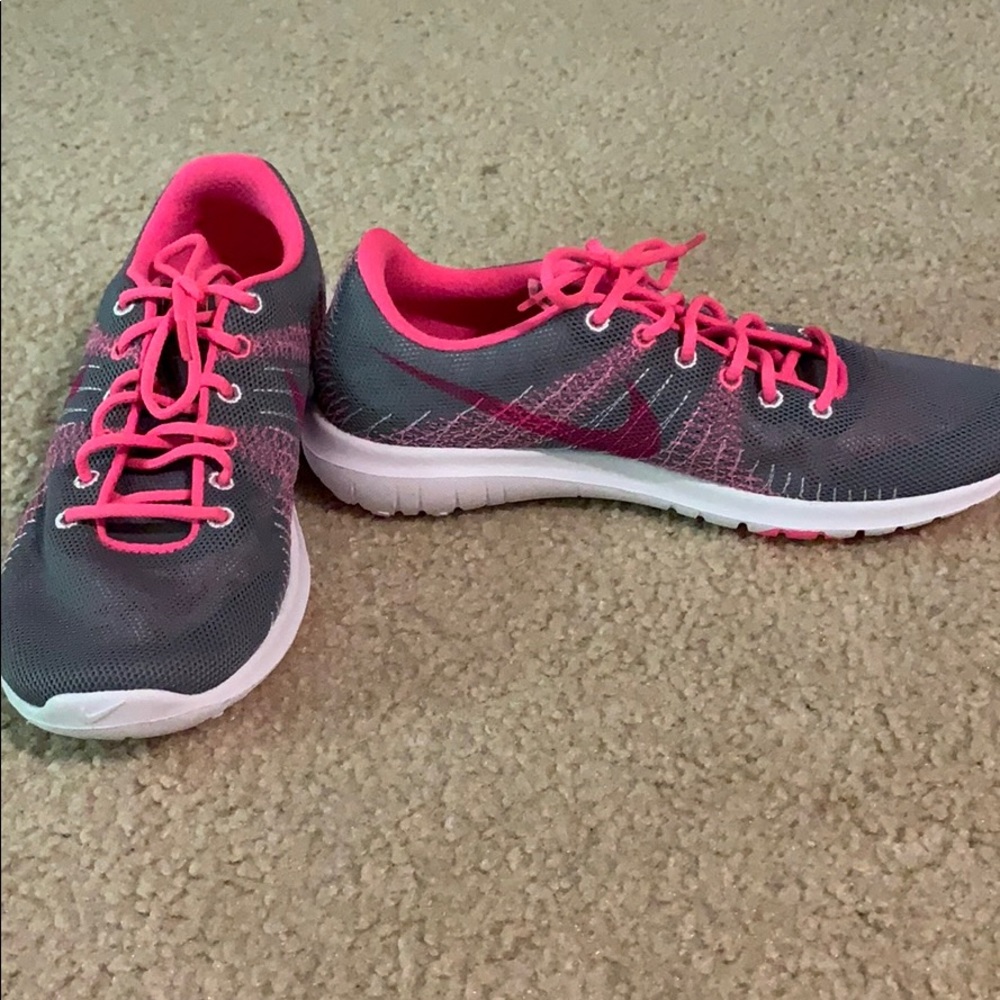 Girls size 4 Nike’s tennis shoes